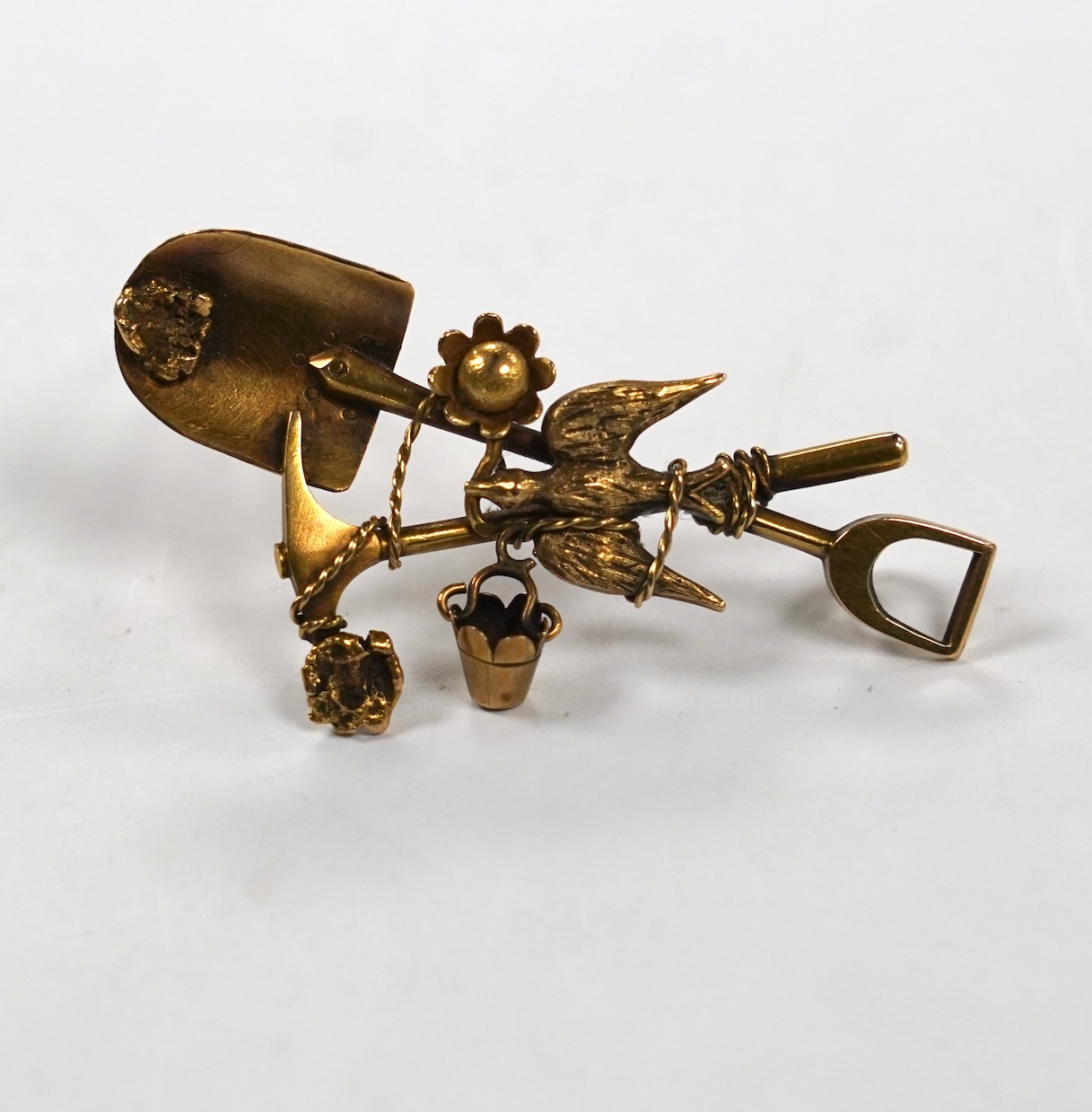 An early 20th century 18ct 'Australian miner's' brooch, 55mm, 9.2 grams.